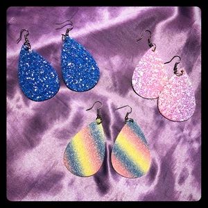Leather feel tear drop glitter wire earrings